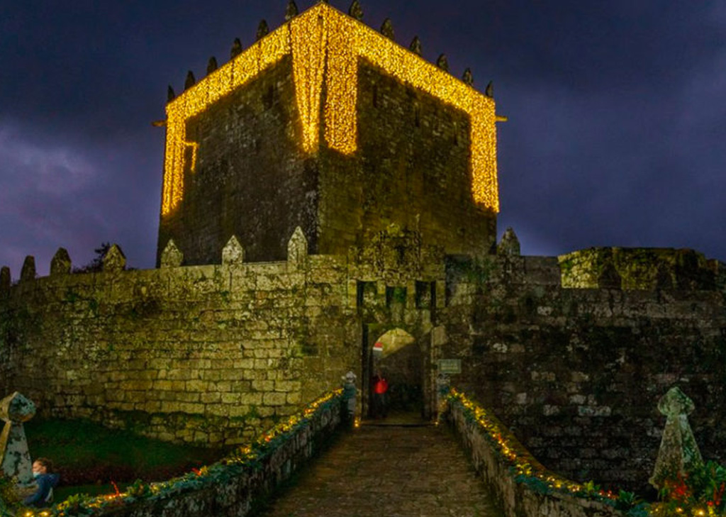 Soutomaior se convierte en el castillo de la Navidad con mercadillo, visitas teatralizadas y actividades